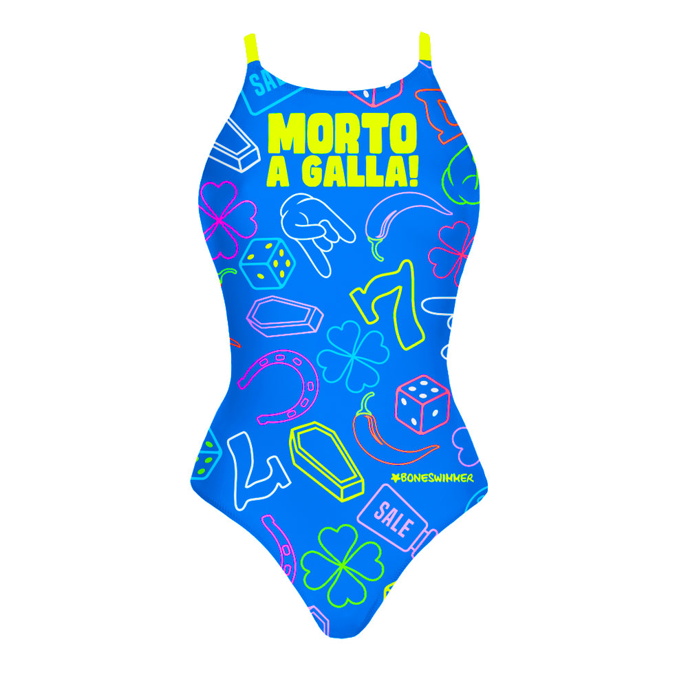 Costume intero donna da allenamento di nuoto, IBIZA 216IF GALLA, realizzato in collaborazione con Taffo, presenta dei simboli scaramantici su fondo blu elettrico e frase MORTO A GALLA! 