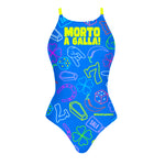 Costume intero donna da allenamento di nuoto, IBIZA 216IF GALLA, realizzato in collaborazione con Taffo, presenta dei simboli scaramantici su fondo blu elettrico e frase MORTO A GALLA! 