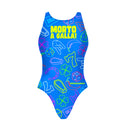 Costume intero donna da allenamento di nuoto, Pinup 516PF GALLA, realizzato in collaborazione con Taffo, presenta dei simboli scaramantici su fondo blu elettrico e frase MORTO A GALLA! 