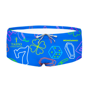 Costume da allenamento nuoto in piscina Boneswimmer da uomo, modello parigamba UCLA GALLA in collaborazione con Taffo, con elementi scaramantici su fondo blu; fronte