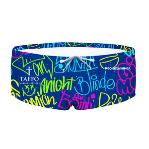Costume da allenamento nuoto in piscina Boneswimmer da uomo, modello parigamba UCLA Aldilà in collaborazione con Taffo, con tag e scritte fluo su fondo bu notte; fronte