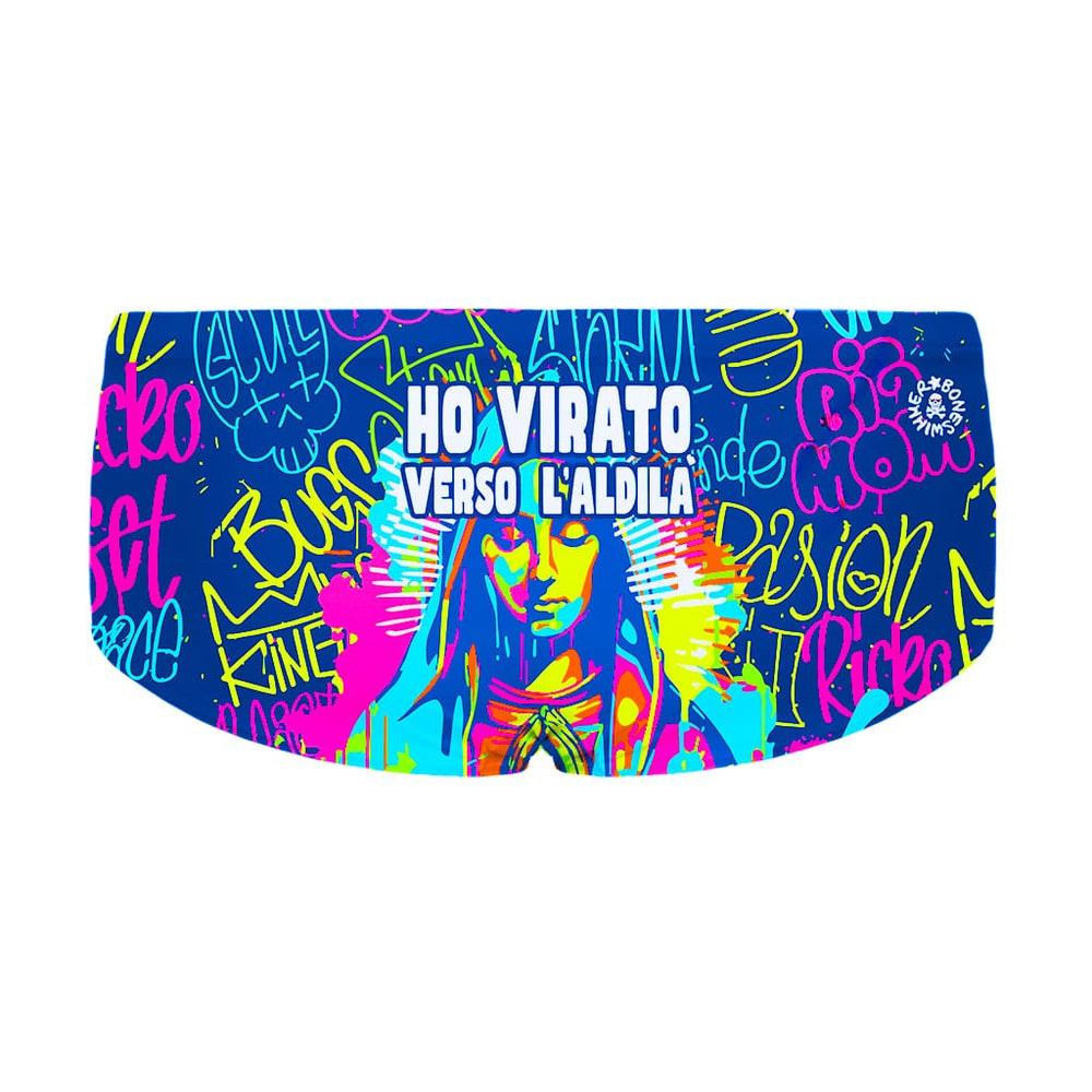 Costume da allenamento nuoto in piscina Boneswimmer da uomo, modello parigamba UCLA Aldilà in collaborazione con Taffo, con tag e scritte fluo su fondo bu notte, una figura sacra in stile pop e frase ironica; retro