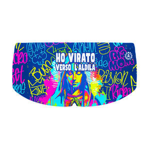 Costume da allenamento nuoto in piscina Boneswimmer da uomo, modello parigamba UCLA Aldilà in collaborazione con Taffo, con tag e scritte fluo su fondo bu notte, una figura sacra in stile pop e frase ironica; retro