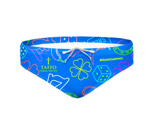 Costume da allenamento nuoto in piscina Boneswimmer da uomo, modello slip H2OTTO GALLA, con elementi scaramantici  su fondo blu, realizzato in collaborazione con Taffo; fronte