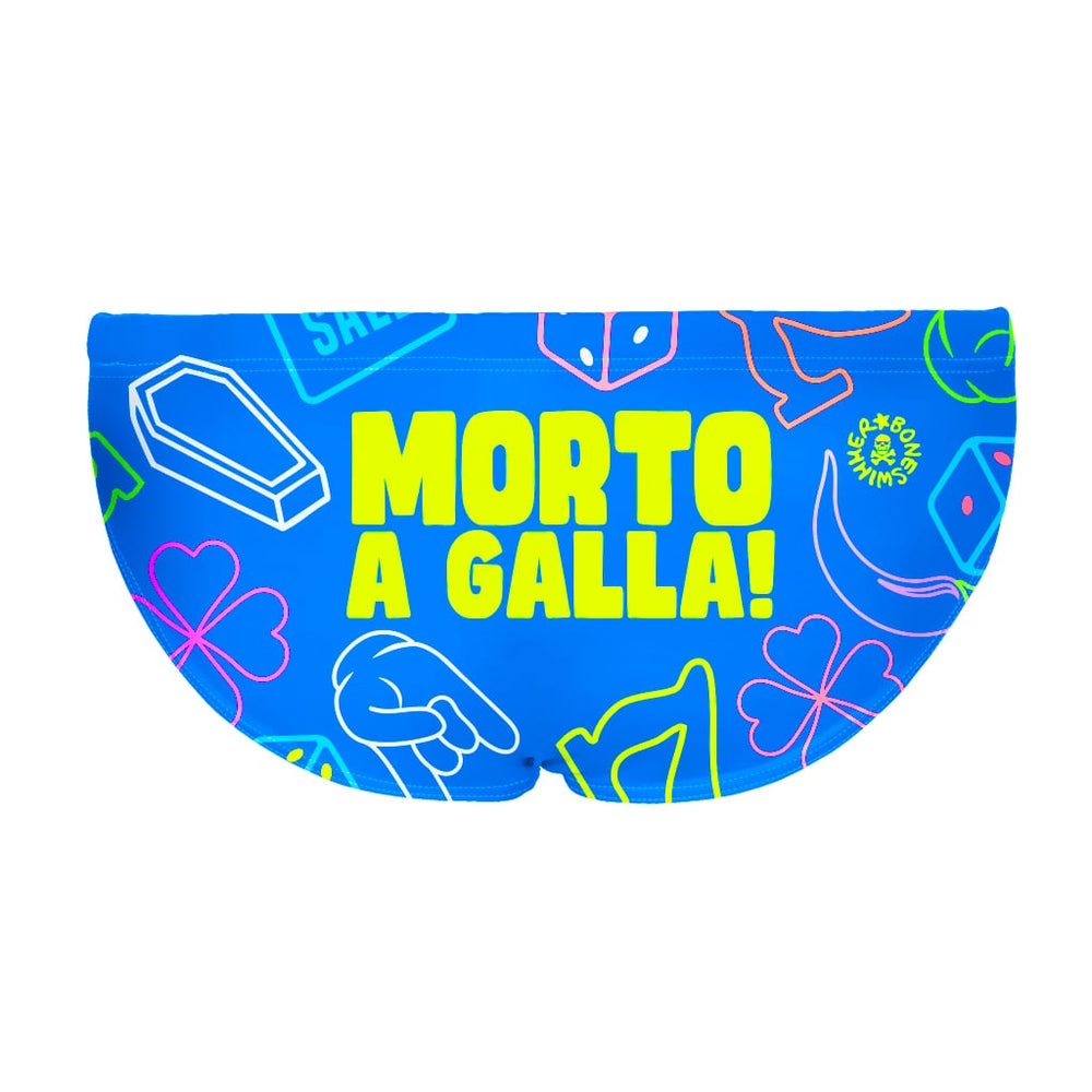 Costume da allenamento nuoto in piscina Boneswimmer da uomo, modello slip H2OTTO GALLA, con elementi scaramantici su fondo blu e frase ironica MORTO A GALLA, realizzato in collaborazione con Taffo; retro