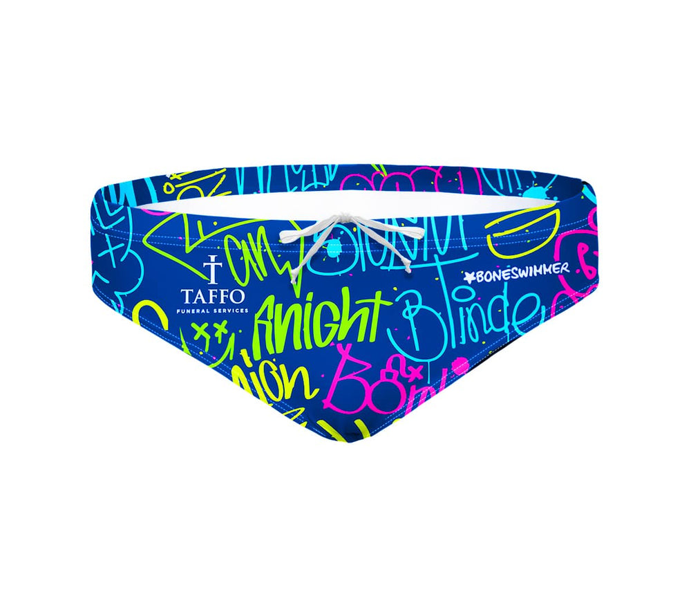 Costume da allenamento nuoto in piscina Boneswimmer da uomo, modello slip H2OTTO Aldilà, con scritte fluo su fondo blu, realizzato in collaborazione con Taffo; fronte