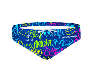 Costume da allenamento nuoto in piscina Boneswimmer da uomo, modello slip H2OTTO Aldilà, con scritte fluo su fondo blu, realizzato in collaborazione con Taffo; fronte