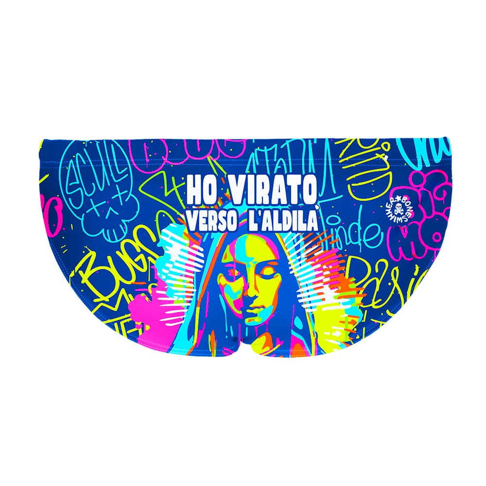 Costume da allenamento nuoto in piscina Boneswimmer da uomo, modello slip H2OTTO Aldilà, con scritte fluo su fondo blu, figura sacra in stile pop e frase ironica, realizzato in collaborazione con Taffo; retro
