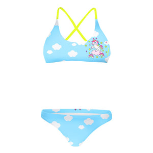 Bikini sportivo donna Boneswimmer modello MAUI 161MF UNICORNO, top con unicorno che scivola su un arcobaleno tra le nuvole e slip coordinato con nuvole bianche su sfondo azzurro; fronte