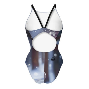 Retro del costume da allenamento nuoto in piscina Boneswimmer da donna, modello intero IBIZA - 153I ARTIC con stampa di elementi sfumati di volpacchiotto bianco delle nevi in un contesto artico e di neve, fronteianchi su sfondo nero e fiocchi come una notte stellata
