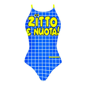 Costume da allenamento nuoto in piscina Boneswimmer da donna, modello intero IBIZA - 183I ZITTO E NUOTA con stampa piastrelle blue e scritta gialla "Zitto e nuota!", fronte