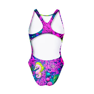 Costume da allenamento donna e bambina Boneswimmer modello PINUP BAMBINA - 472PF CHARMING, grafica vivace cavalluccio marino rosa e verde fluo su sfondo marino psichedelico; retro