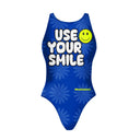 Costume da allenamento donna e bambina Boneswimmer modello PINUP - 471PF BAD, scritta "USE YOUR SMILE" con faccina gialla su sfondo blu a fiori; fronte