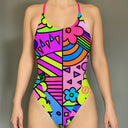 Una modella indossa il costume intero Boneswimmer modello ALTE L020AF PICA