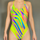 Una modella indossa il costume intero Boneswimmer modello ALTE L021AF ROAR