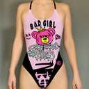 Una modella indossa il costume Boneswimmer modello ALTE L023AF BAD GIRL