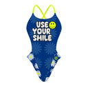 Fronte del costume Boneswimmer intero da donna per il tempo libero in piscina, modello ALTE L024AF USE YOUR SMILE con margheritone su fondo blu e scritta USE YOUR SMILE