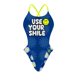 Fronte del costume Boneswimmer intero da donna per il tempo libero in piscina, modello ALTE L024AF USE YOUR SMILE con margheritone su fondo blu e scritta USE YOUR SMILE