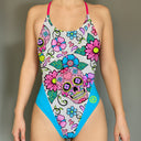 Una modella indossa il costume Boneswimmer intero modello ALTE L025AF SKULL MEXICAN