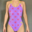 Modella indossa il costume intero Boneswimmer ALTE L028AF LILLA STELLE ROSSO FLUO