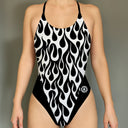 Una modella indossa il costume intero da donna ALTE L032A FIAMMA BIANCA