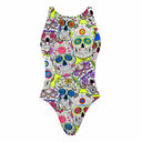 Costume da allenamento nuoto Boneswimmer per bambina, modello intero PINUP 250pf con teschi un pattern di teschi decorati con dettagli floreali ispirati alla tradizione messicana del Día de los Muertos, fronte
