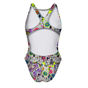 Costume da allenamento nuoto Boneswimmer per bambina, modello intero PINUP 250pf con teschi un pattern di teschi decorati con dettagli floreali ispirati alla tradizione messicana del Día de los Muertos, retro