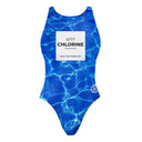 Costume da allenamento nuoto Boneswimmer per bambina, modello intero PINUP 256p con stampa design tipo etichetta di un profumo di lusso con la scritta "Chlorine N°17" su uno sfondo di onde blu della piscina, fronte