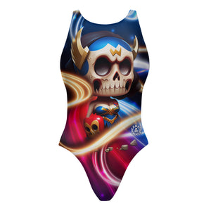 Costume da allenamento nuoto Boneswimmer per bambina, modello intero PINUP 332p con stampa di una figura stilizzata di guerriera teschio con elmo e armatura con effetti luminosi su sfondo scuro, fronte