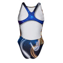 Costume da allenamento nuoto Boneswimmer per bambina, modello intero PINUP 332p con stampa di una figura stilizzata di guerriera teschio con elmo e armatura con effetti luminosi su sfondo scuro, retro