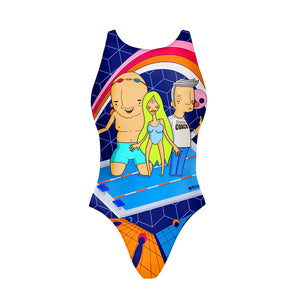 Costume da allenamento nuoto Boneswimmer per bambina, modello intero PINUP 429pf con personaggi stilizzati in stile cartoon, con un coach e due nuotatori in abiti colorati, su uno sfondo geometrico e retro, fronte