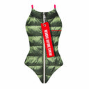 Costume da allenamento nuoto in piscina Boneswimmer da donna, modello intero IBIZA - 155I REMOVE con la stampa che simula un piumino invernale verde e un tiralampo con REMOVE BEFORE SWIM, fronte
