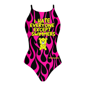 Costume da allenamento nuoto Boneswimmer da donna, modello intero IBIZA 152if, stampa con un orsetto giallo arrabbiato su sfondo nero con fiamme rosa e un messaggio divertente, fronte