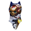 Costume da allenamento nuoto Boneswimmer da donna, modello intero PINUP 329p con stampa di un teschio robot con armatura rossa e dorata, fulmini e nuvole, fronte