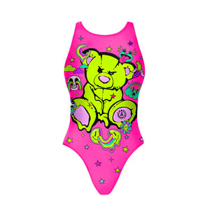 Costume da allenamento nuoto Boneswimmer da donna, modello intero PINUP 406p con stampa 
di un orsacchiotto accigliato circondato dal suo mondo acido di colori fluo, fronte