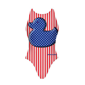 Costume da allenamento nuoto Boneswimmer da donna, modello intero PINUP 418pf con stampa una grande paperella blu con stelle bianche, su uno sfondo a strisce verticali rosse e bianche, che ricorda la bandiera americana, fronte