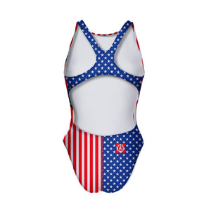 Costume da allenamento nuoto Boneswimmer da donna, modello intero PINUP 418pf con stampa una grande paperella blu con stelle bianche, su uno sfondo a strisce verticali rosse e bianche, che ricorda la bandiera americana, retro