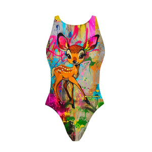 Costume da allenamento nuoto Boneswimmer da donna, modello intero PINUP 425pf con stampa di un dolce cerbiatto in primo piano, circondato da vivaci schizzi di colori e graffiti in stile street art, fronte