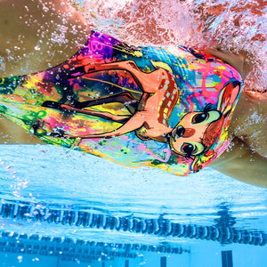 Modella in piscina con costume da allenamento nuoto Boneswimmer da donna, modello intero PINUP 425pf con stampa di un dolce cerbiatto in primo piano, circondato da vivaci schizzi di colori e graffiti in stile street art