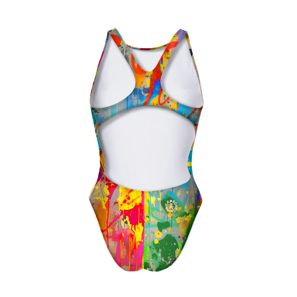 
            
                Load image into Gallery viewer, Costume da allenamento nuoto Boneswimmer da donna, modello intero PINUP 425pf con stampa di un dolce cerbiatto in primo piano, circondato da vivaci schizzi di colori e graffiti in stile street art, retro
            
        