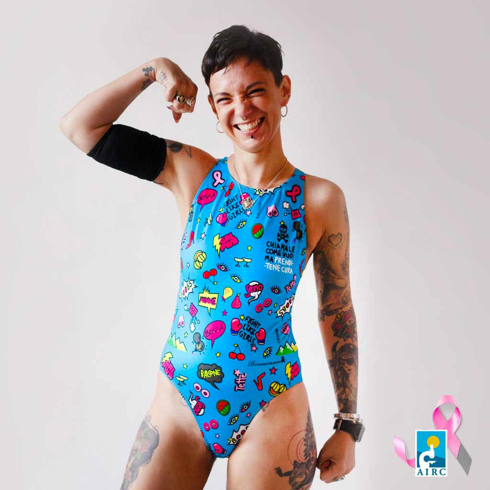Modella con costume da allenamento nuoto Boneswimmer da donna, modello intero PINUP AIRC Special Edition con stampa di soggetti vari a tema lotta contro il cancro al seno