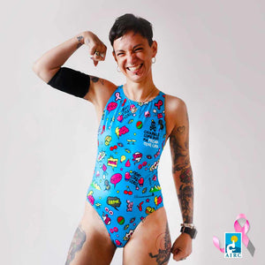 Modella con costume da allenamento nuoto Boneswimmer da donna, modello intero PINUP AIRC Special Edition con stampa di soggetti vari a tema lotta contro il cancro al seno