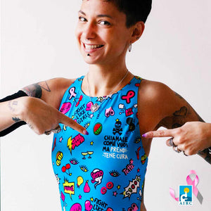 Modella con costume da allenamento nuoto Boneswimmer da donna Special Edition AIRC per la lotta contro il cancro, indica il claim della campagna di Boneswimmer