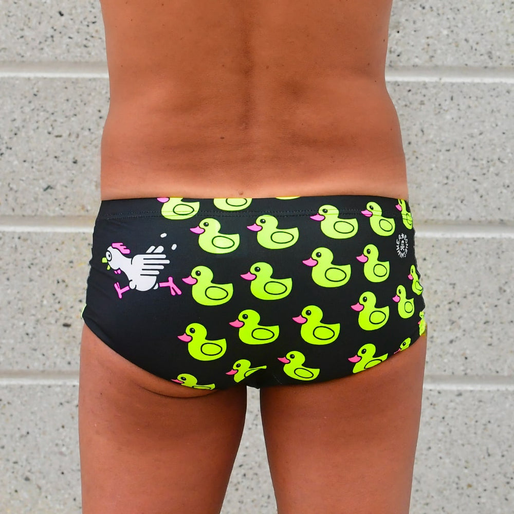 Un modello indossa il costume da nuoto Boneswimmer parigamba UCLA ANSIA