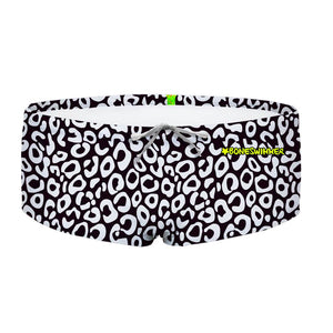 Costume da allenamento nuoto in piscina Boneswimmer da uomo, modello parigamba UCLA MACULATO con un pattern di macchi nere su fondo bianco; fronte