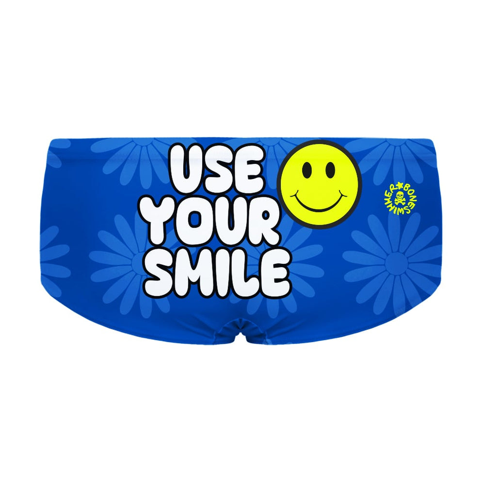 Costume da allenamento nuoto in piscina Boneswimmer da uomo, modello parigamba UCLA 204UF USE YOUR SMILE con design "USE YOUR SMILE" con emoticon sorridente su sfondo blu con margherite stilizzate; retro