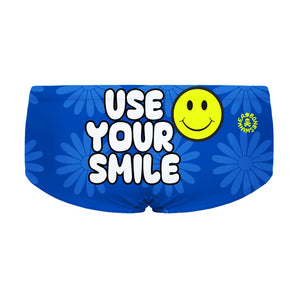 Costume da allenamento nuoto in piscina Boneswimmer da uomo, modello parigamba UCLA 204UF USE YOUR SMILE con design "USE YOUR SMILE" con emoticon sorridente su sfondo blu con margherite stilizzate; retro