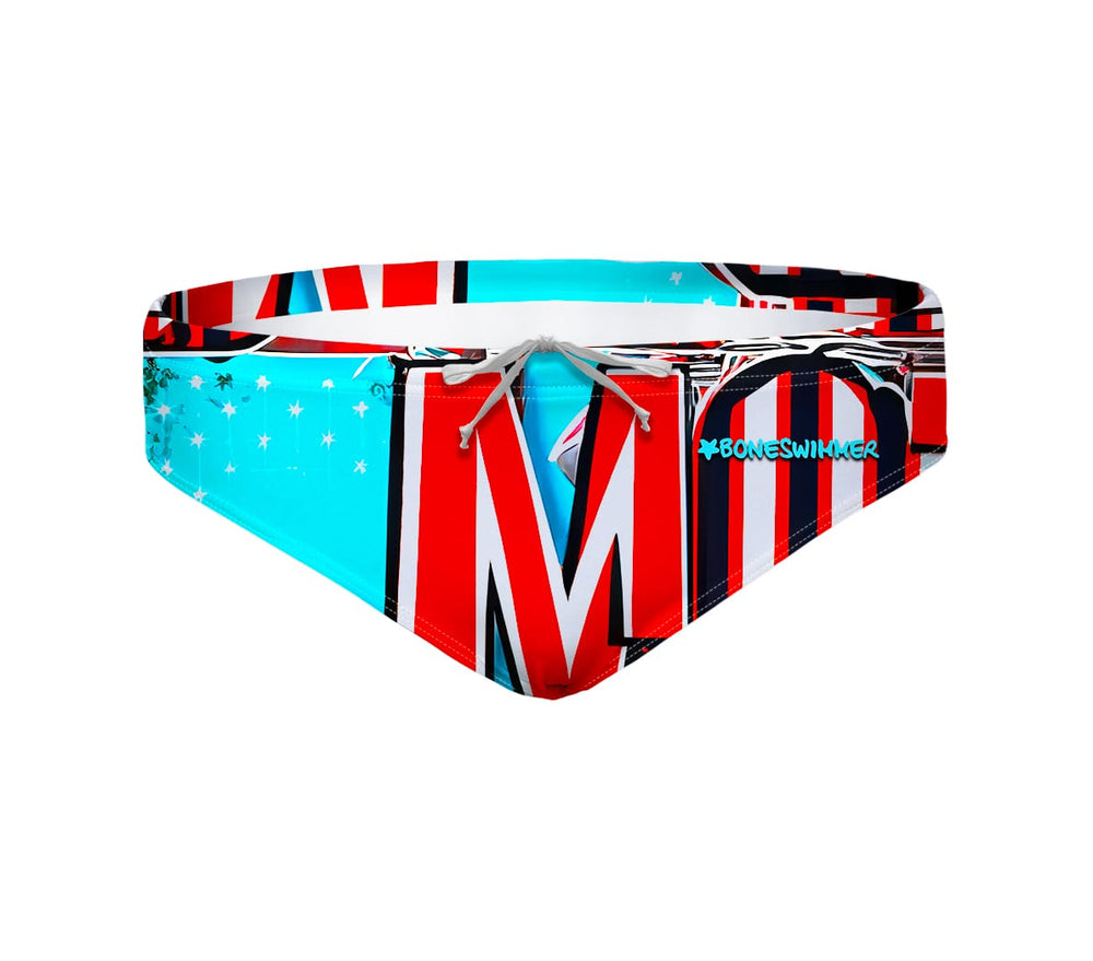 Parte frontale del costume slip da uomo per allenamento in piscina Boneswimmer modello H2OTTO BREAST dedicato al nuoto a rana elementi grafici che ricordano i college americani