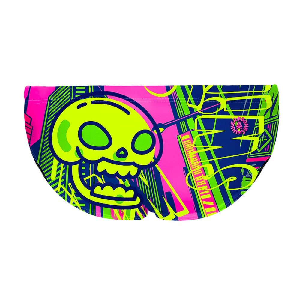 La vista posteriore del costume da nuoto Boneswimmer H2OTTO ENJOY con uno teschio fluo su fondo di elementi urbani
