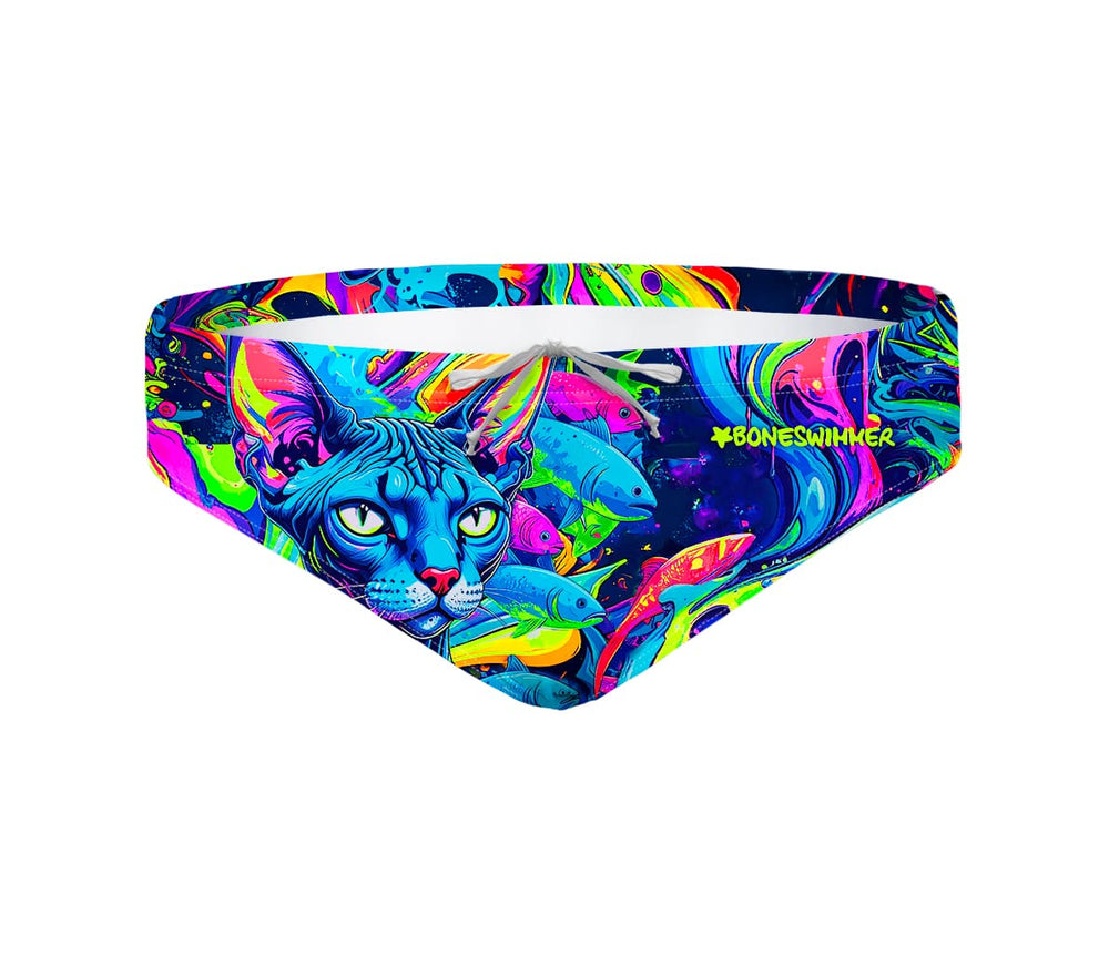 Costume da allenamento nuoto in piscina Boneswimmer da uomo, modello slip H2OTTO MARGÔ con un gatto sphinx circondato di pesci che nuotano; vista frontale